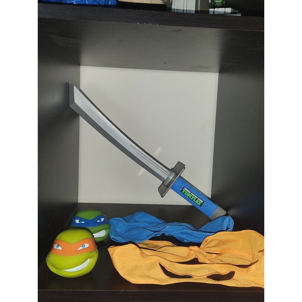 Teenage Mutant Ninja Turtles toy set  1 Sword, 2 Mask 4 Disks + 2 Figures